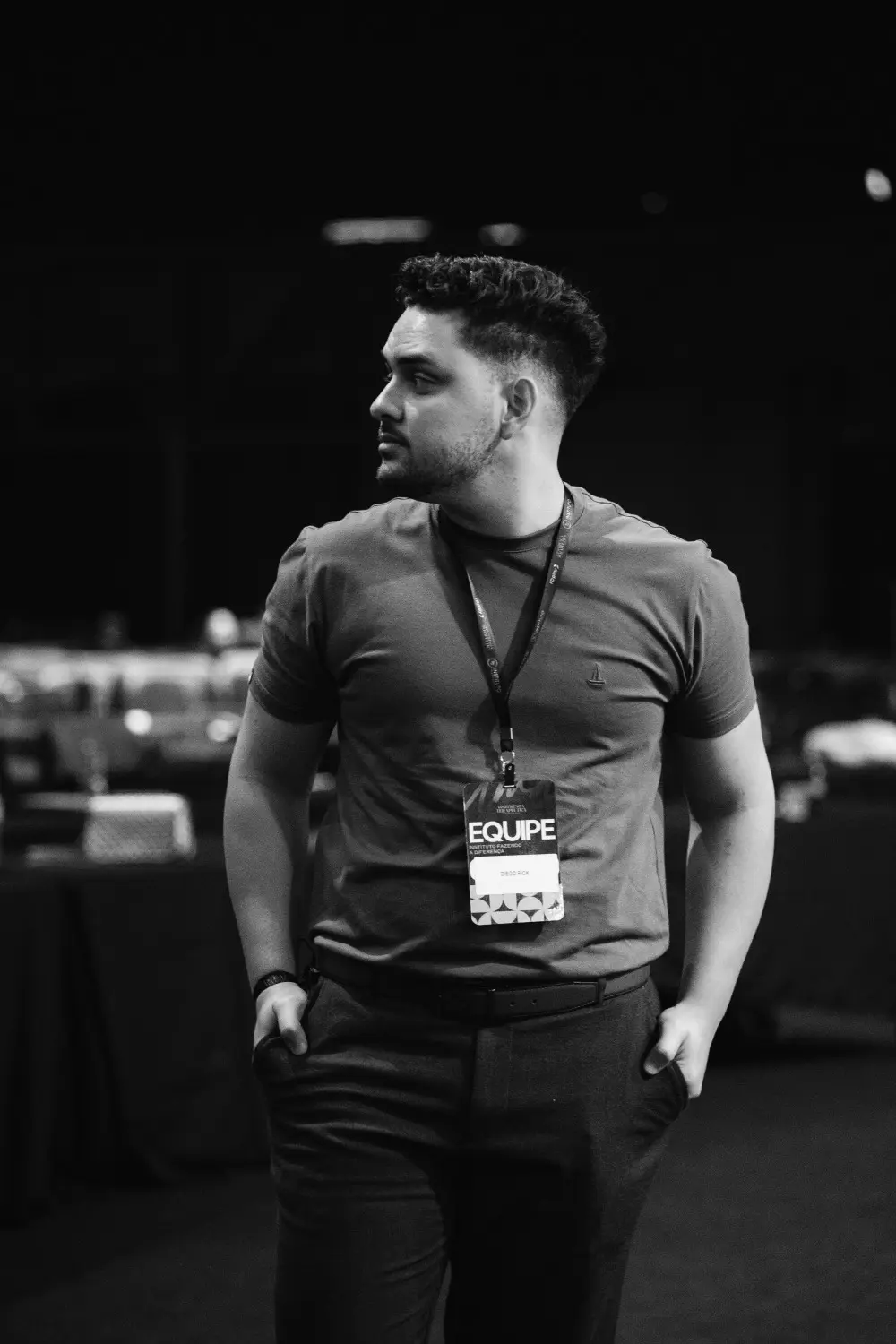 Diego Rick nos bastidores de um evento, com credencial de equipe
