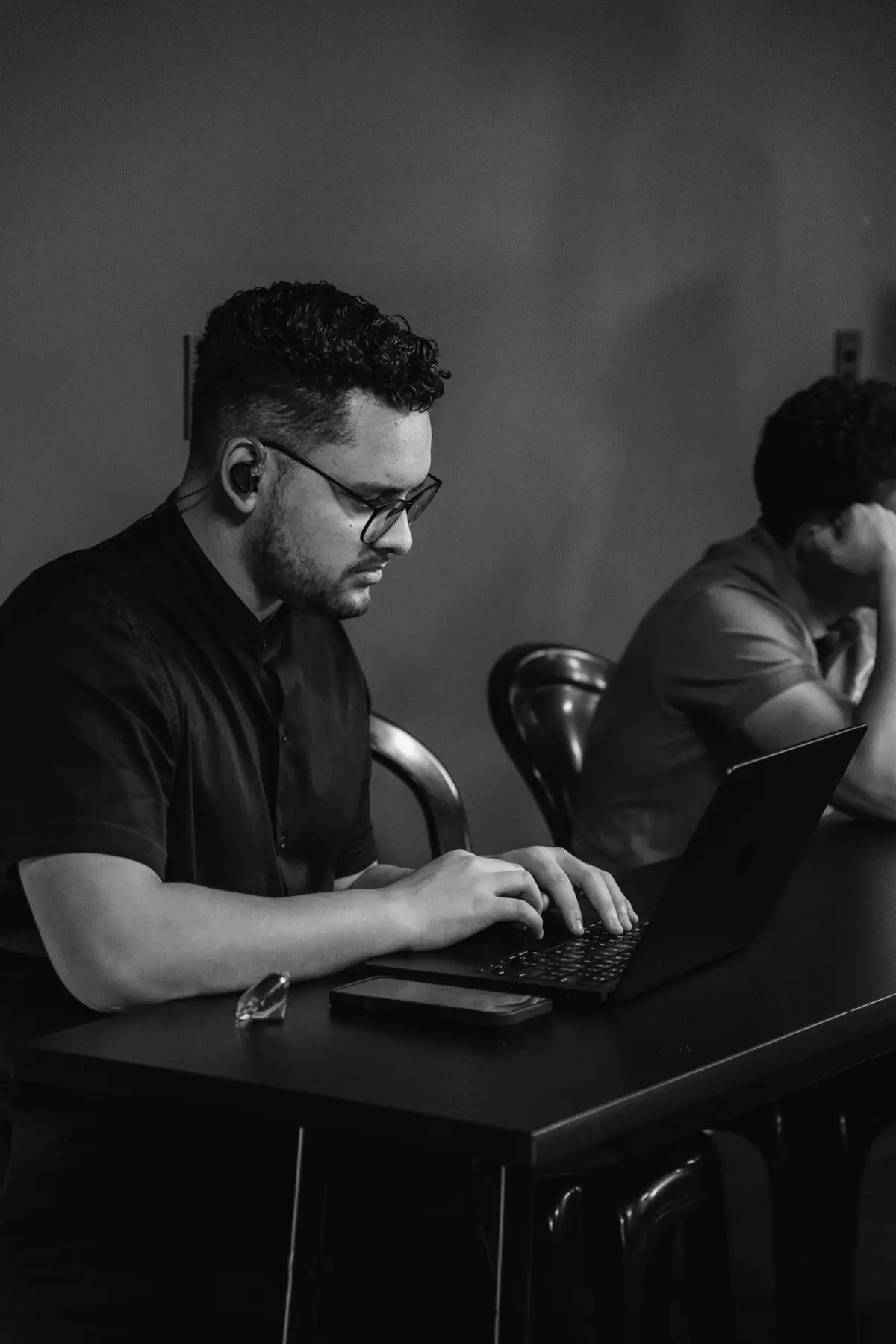 Diego Rick trabalhando na direção de conteúdo no notebook